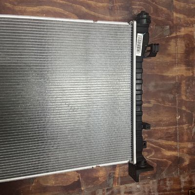 Maxus EV30 アルミプラスチック水タンク コンデンサーラディエーター ASM OE C00122258 自動車フィットメント用