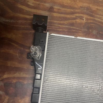 Maxus EV30 アルミプラスチック水タンク コンデンサーラディエーター ASM OE C00122258 自動車フィットメント用