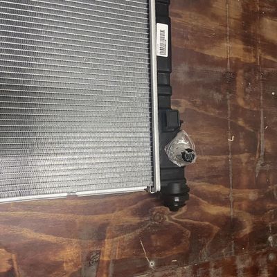 Maxus EV30 アルミプラスチック水タンク コンデンサーラディエーター ASM OE C00122258 自動車フィットメント用