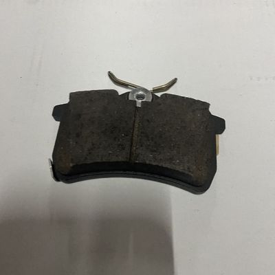 ROEWE I6 と MG5 後部ブレーキパッド OE 10400936 お客様の要求に応じて